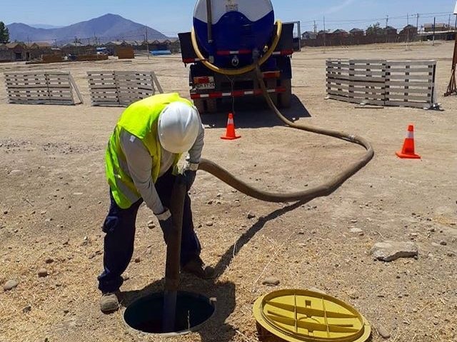 Camión limpia fosas llega a localidad de Ceres mientras avanza tramitación del alcantarillado