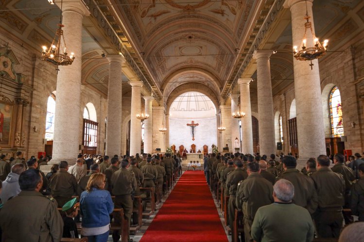 GOBERNADORA KRIST NARANJO ASISTIÓ A MISA EN HOMENAJE A CARABINEROS ASESINADOS