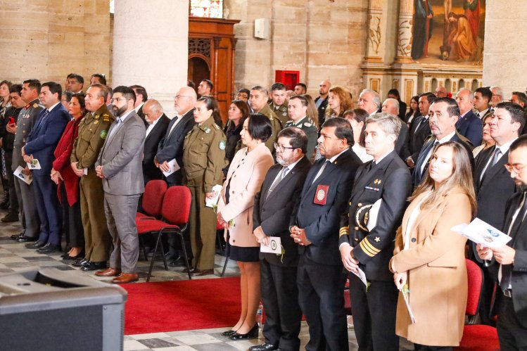 GOBERNADORA KRIST NARANJO ASISTIÓ A MISA EN HOMENAJE A CARABINEROS ASESINADOS