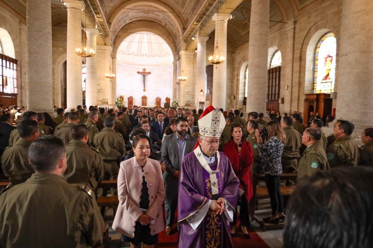 GOBERNADORA KRIST NARANJO ASISTIÓ A MISA EN HOMENAJE A CARABINEROS ASESINADOS