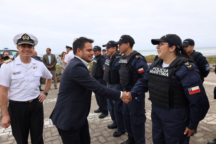 Refuerzan rescate marítimo con entrega de nuevas motos de agua a la Armada Refuerzan rescate marítimo con entrega de nuevas motos de agua a la Armada