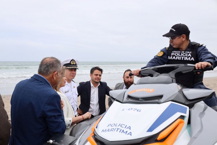 Refuerzan rescate marítimo con entrega de nuevas motos de agua a la Armada Refuerzan rescate marítimo con entrega de nuevas motos de agua a la Armada