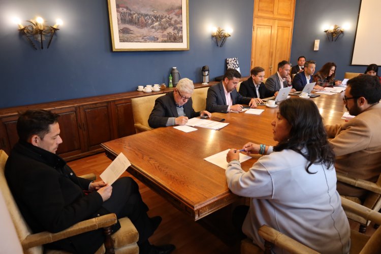 Gobierno Regional entrega más de $560 millones para maquinaria que mejorará caminos rurales de Combarbalá Gobierno Regional entrega más de $560 millones para maquinaria que mejorará caminos rurales de Combarbalá