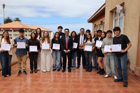 Gobernador Regional reconoce a estudiantes con puntajes nacionales PAES 2025