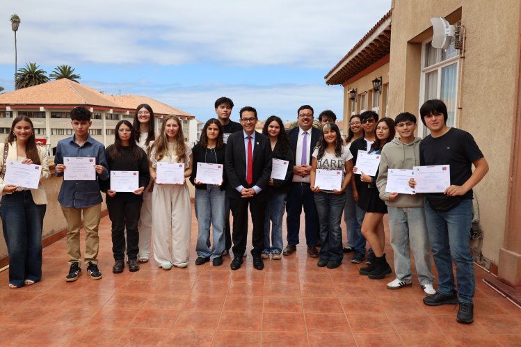 Gobernador Regional reconoce a estudiantes con puntajes nacionales PAES 2025